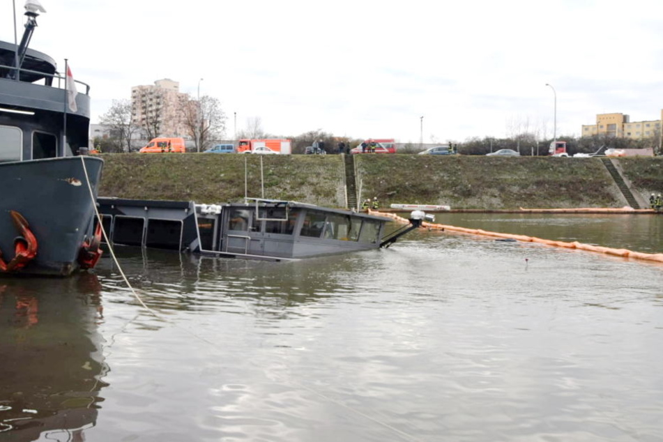 Aus dem versunkenen Schiff ist Öl und Treibstoff ausgetreten.