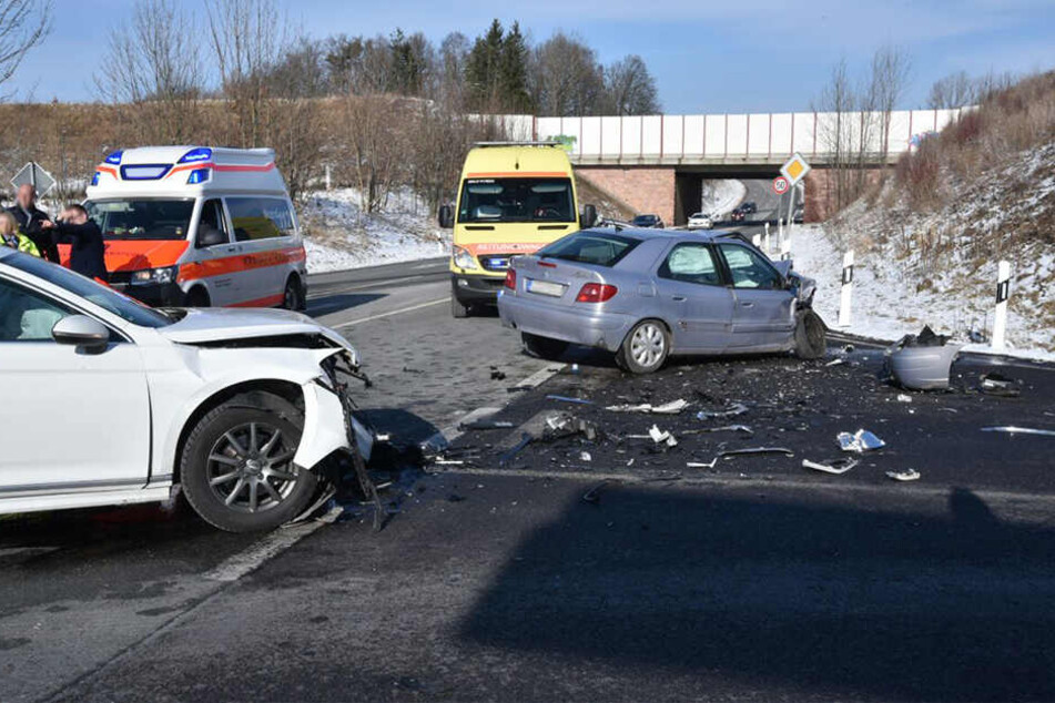 Bei dem schweren Crash gab es zwei Verletzte.
