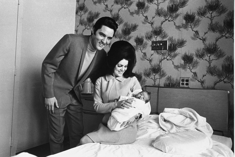 1968: Lisa Marie Presley (†54, r.) liegt auf dem Schoß ihrer Mutter Priscilla (M.) neben ihrem Vater Elvis Presley (l.). Lisa Marie starb 2023 an den Folgen eines Dünndarmverschlusses.