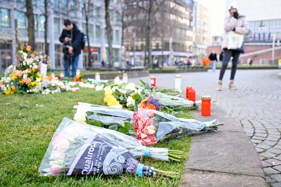 Zahlreiche Trauernde legten am Paradeplatz Blumen nieder.