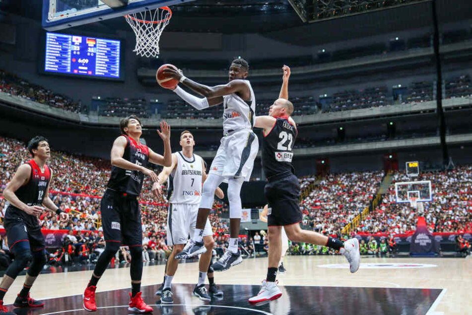 Tarsis Bongas Bruder Isaac spielt auf höchsten Niveau Basketball - für die Washington Wizards in der NBA und die deutsche Nationalmannschaft. Hier fliegt er in einer Begegnung mit Japan Richtung Korb.