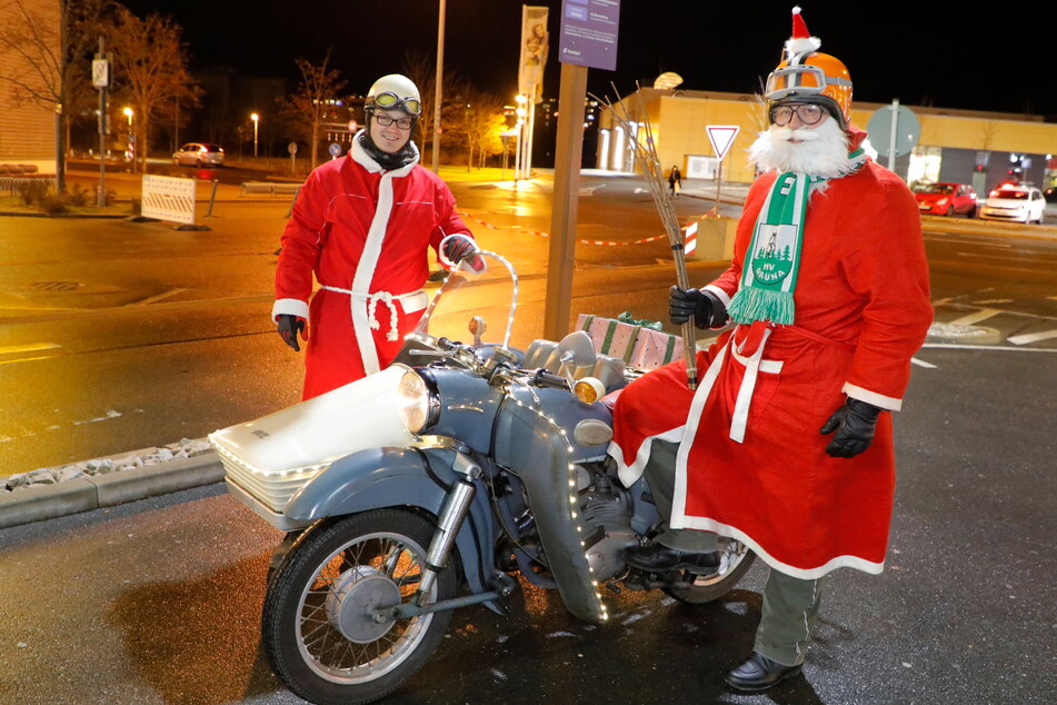 René Ulbrich (34, r.) und Pascal Riemer (23) vom HV Grüna fuhren als Weihnachtsmänner verkleidet mit der MZ durch Chemnitz.