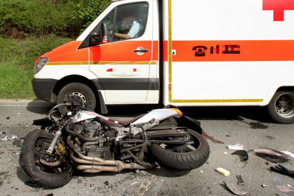 Der Biker erlag noch am Abend im Krankenhaus seinen Verletzungen. (Symbolbild).