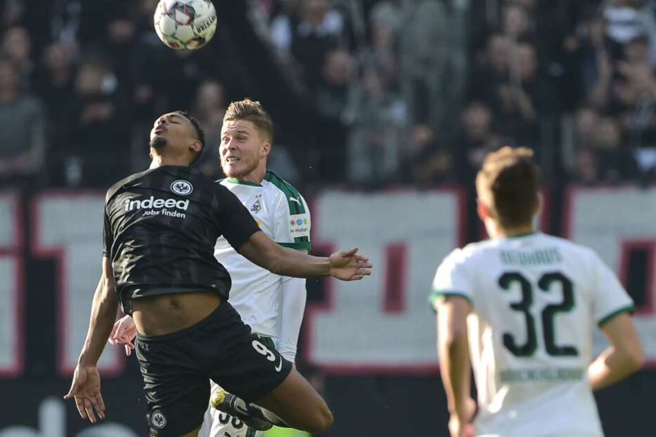 Sebastien Haller wird von Nico Elvedi (re.) im Zweikampf gestoßen.