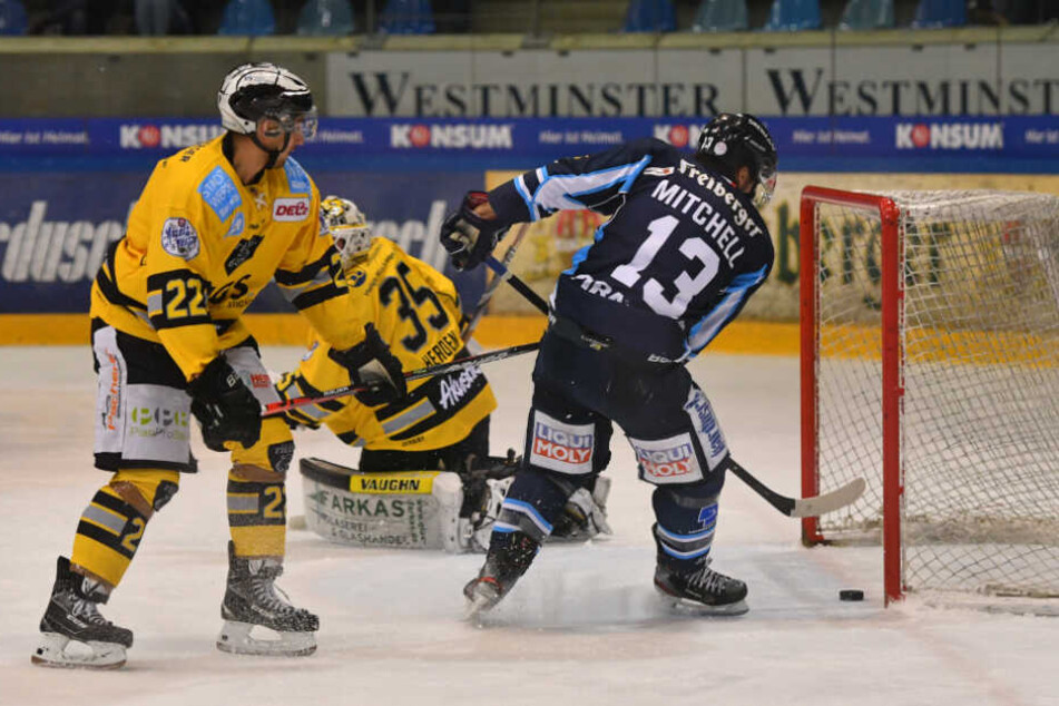 Beim 6:5-Sieg im Dezember schob Eislöwen-Stürmer Dale Mitchell hier locker die Scheibe zum 5:3 ein. Die Chancen vorm Bayreuther Tor werden sich auch heute bieten.