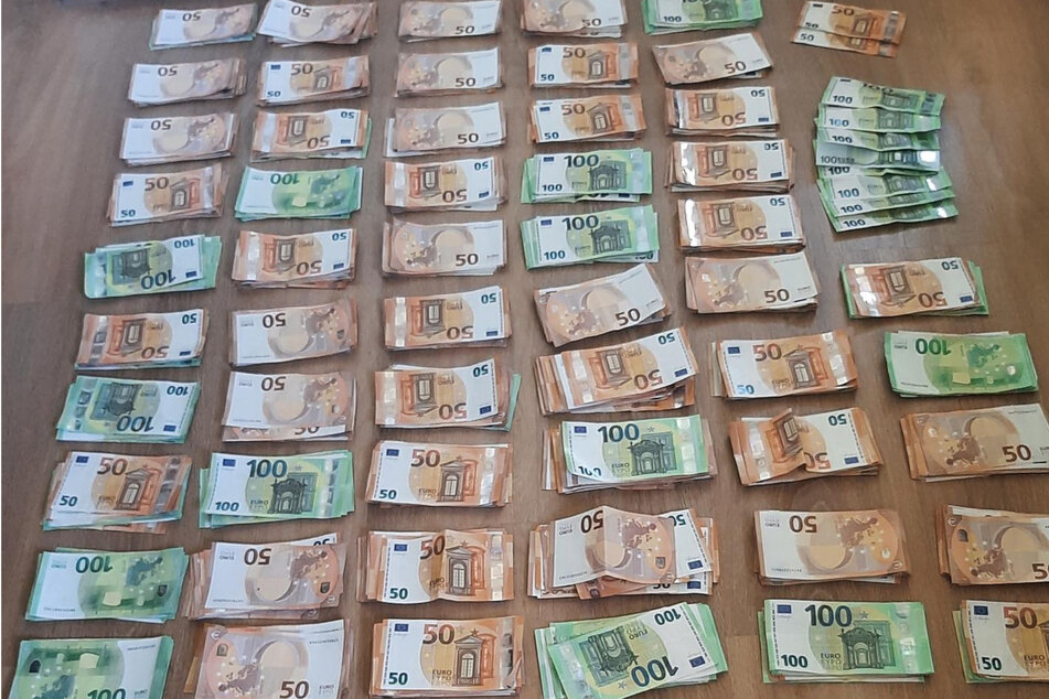 59.000 Euro Bargeld! Polizei durchsucht Haus nach illegal Eingeschleusten