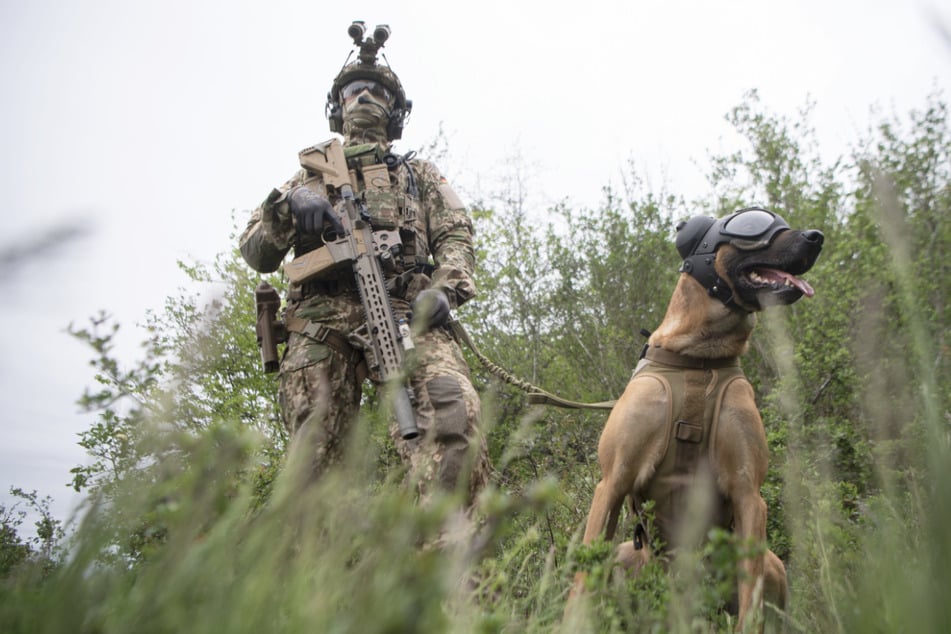 Ein Kommandosoldat des Kommandos Spezialkräfte (KSK) bei einer Übung. Gegen den Kommandeur der Bundeswehr-Eliteeinheit wird nun ermittelt. (Symbolbild)