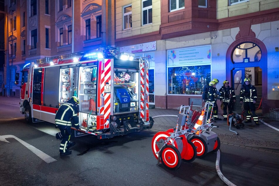 Kameraden der Feuerwehr an der Wittenberger Straße, wo es Mittwochnacht zu einem Brand in einem Mehrfamilienhaus gekommen ist.