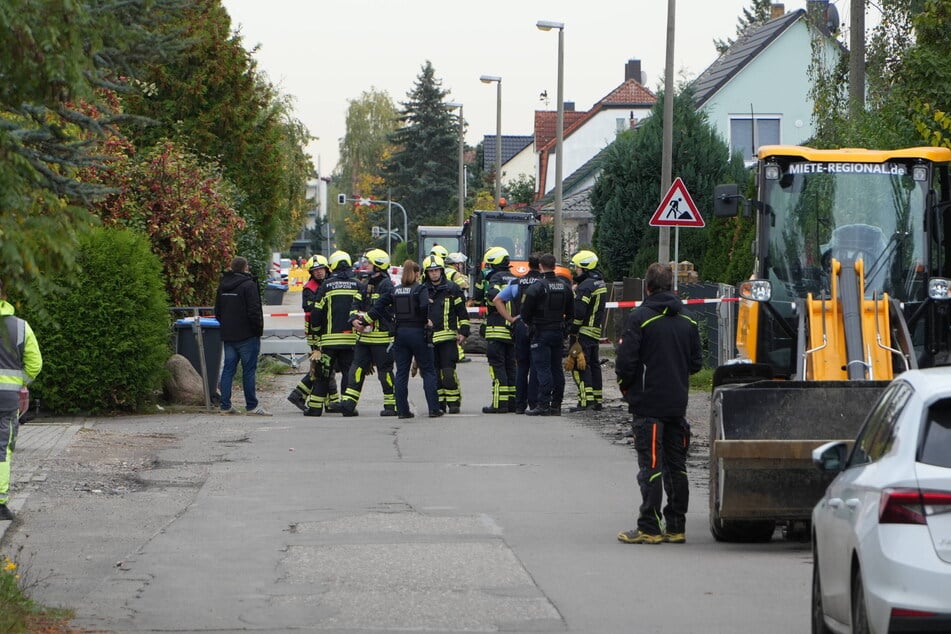 Vor Ort eingetroffen, stellen die Einsatzkräfte den Brandschutz sicher.