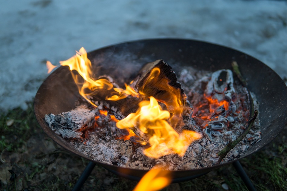 Ein Elfjähriger verletzte sich schwer an einer Feuerschale. (Symbolfoto)