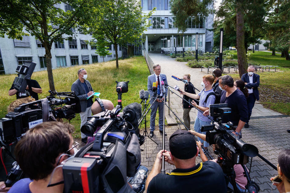 Oberstaatsanwalt Robert Hartmann stellt sich am Tag nach dem Giftanschlag der Presse. Aus ermittlungstaktischen Gründen ist bisher wenig über die Ermittlungen bekannt.
