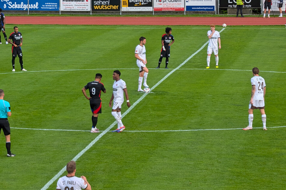 St. Pauli stößt an.