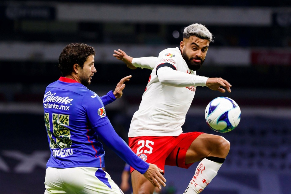 Ignacio Rivero (28, l.) von Cruz Azul im Zweikampf gegen Tolucas Torschützen Alexis Canelo (29).