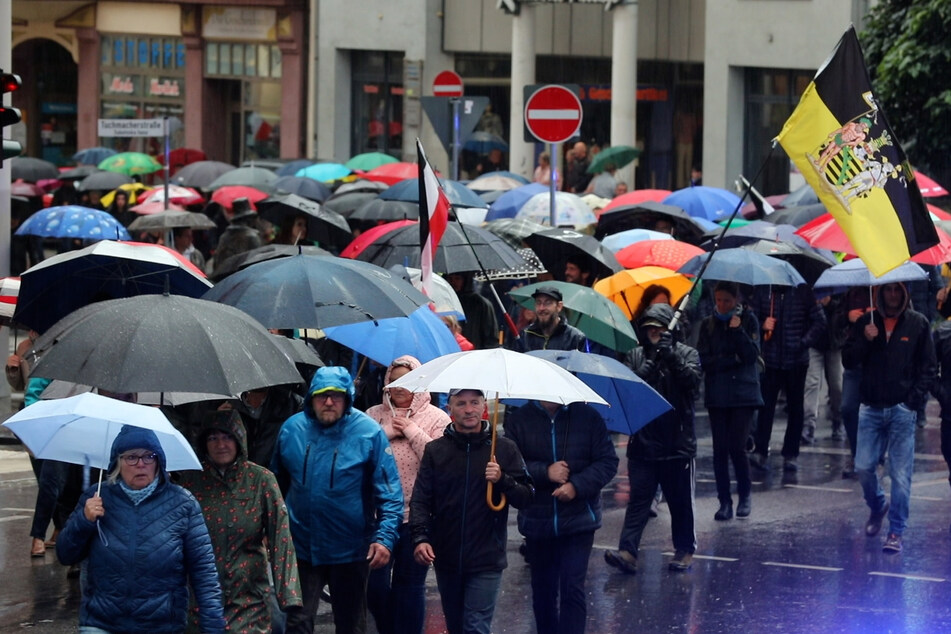Tausende Menschen demonstrieren in Sachsen: Elf Anzeigen, Frau und Kinder bedroht