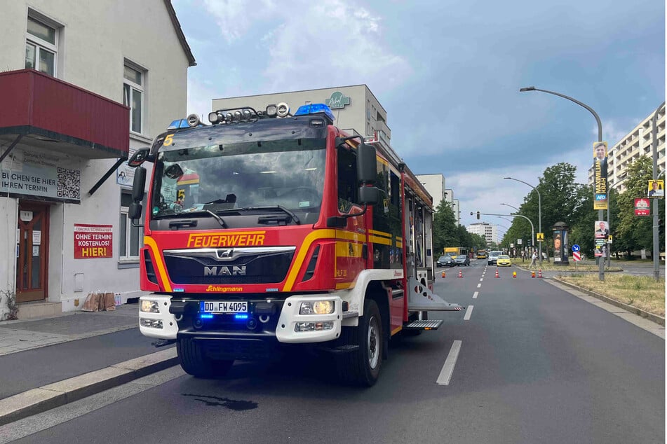 Die Feuerwehr Dresden war mit einem Löschzug vor Ort. Die Budapester Straße wurde für den Verkehr gesperrt.