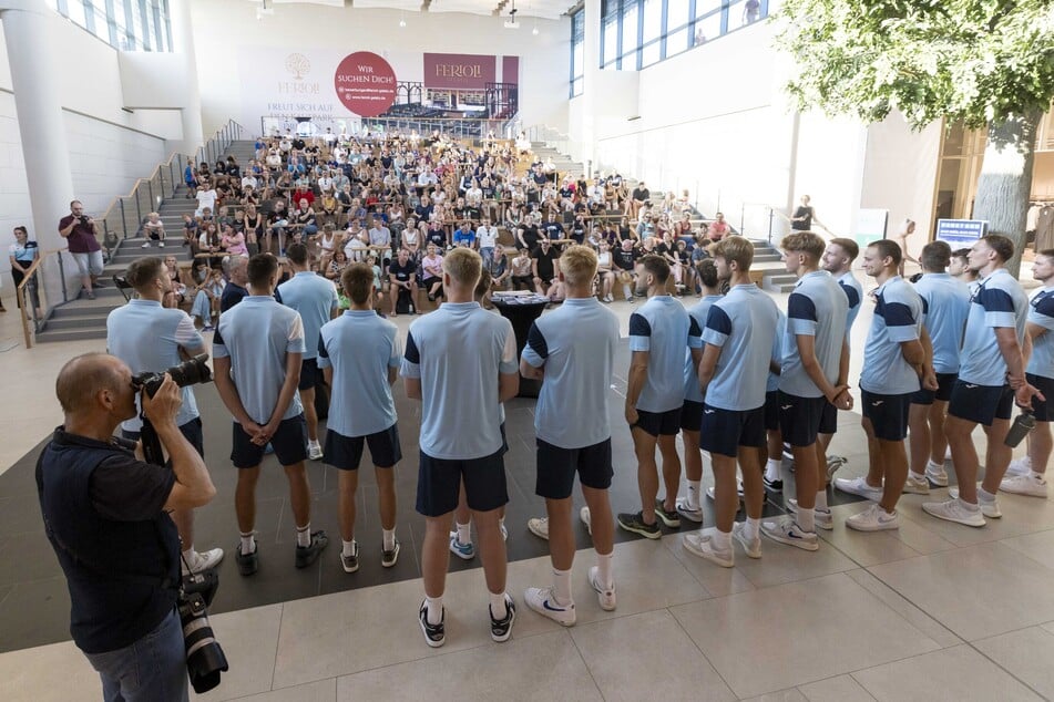 Knapp 100 Fans wollten sich die Teamvorstellung nicht entgehen lassen.