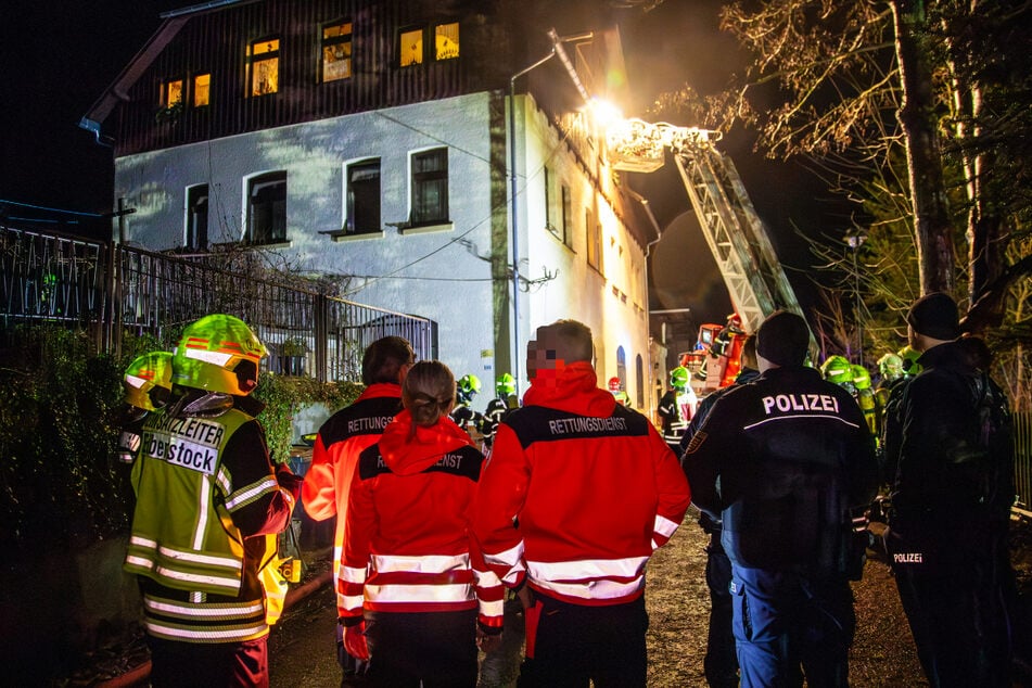 Feuer-Drama im Erzgebirge: Frau stirbt bei Wohnungsbrand