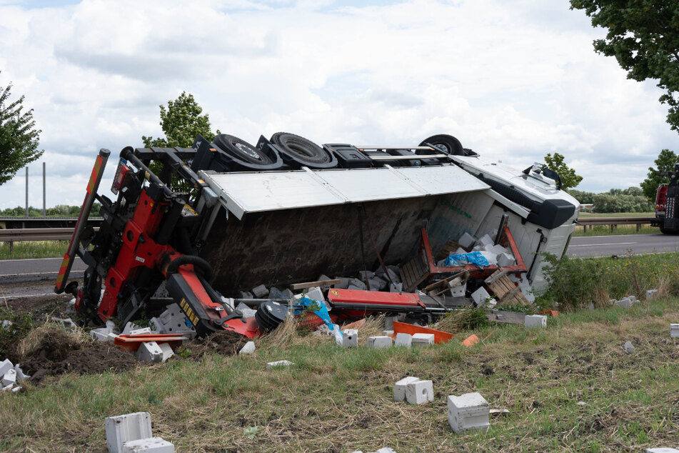 Der Lastwagen verteilte seine Ladung auf der Ackerfläche neben der Bundesstraße.