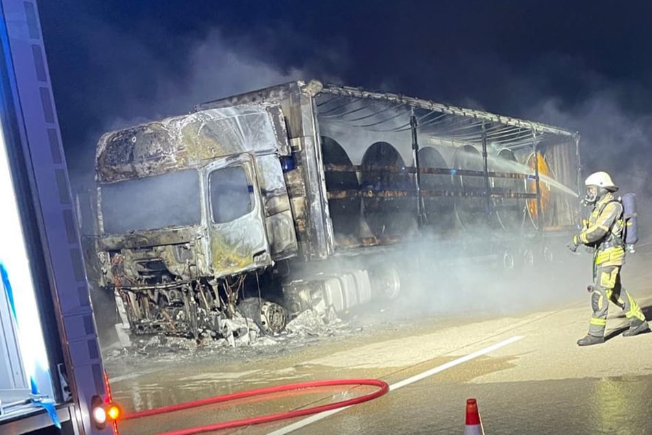 Der Lkw brannte vollständig aus.