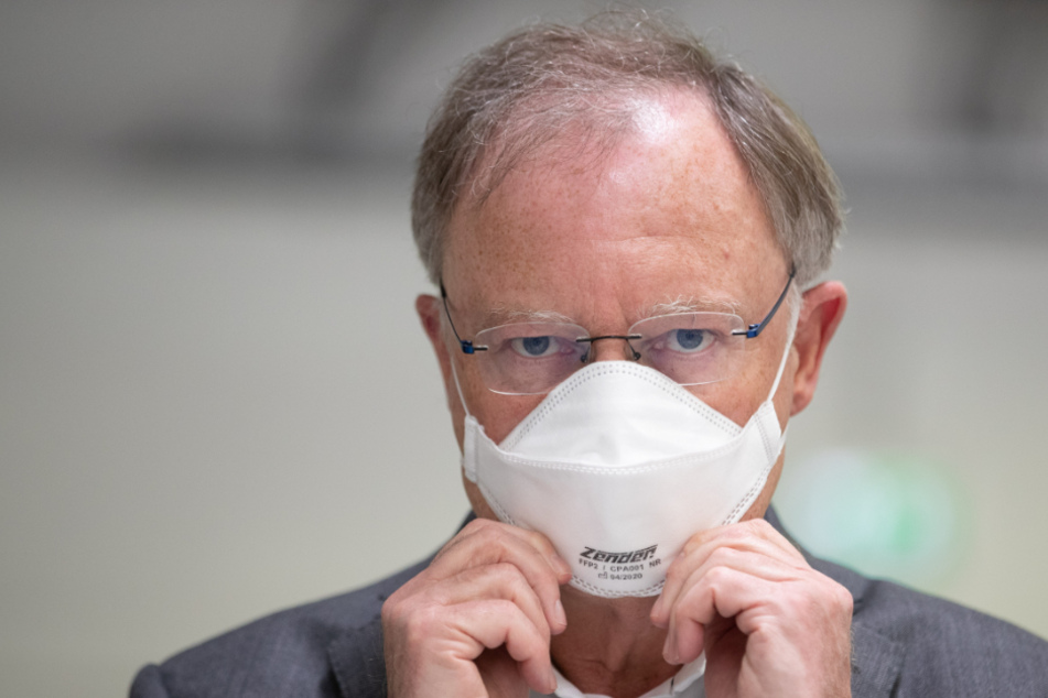 Niedersachsens Ministerpräsident Stephan Weil (61, SPD) macht vor wie es bald überall aussehen könnte.