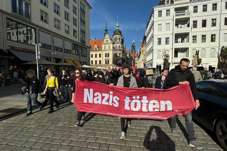 Vor der Kundgebung zogen Pegida-Gegner über die Schlossstraße.