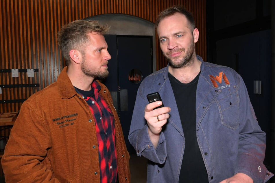 Paul (l.) ist nicht gerade begeistert darüber, dass Erik sich ein Zweithandy zugelegt hat.