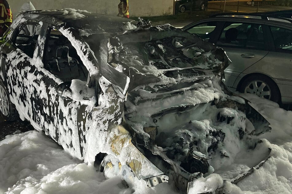 Auto in Waldbröl angezündet: Polizei jagt Brandstifter