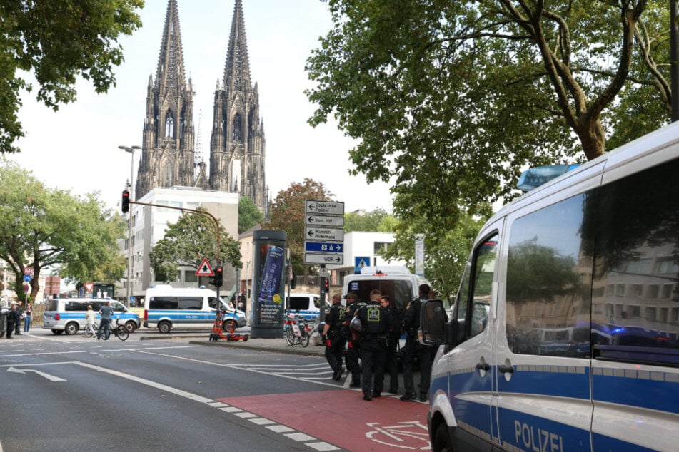 Die Polizei hatte zuvor angekündigt, alle Beteiligten schützen und gegen Störer vorgehen zu wollen.