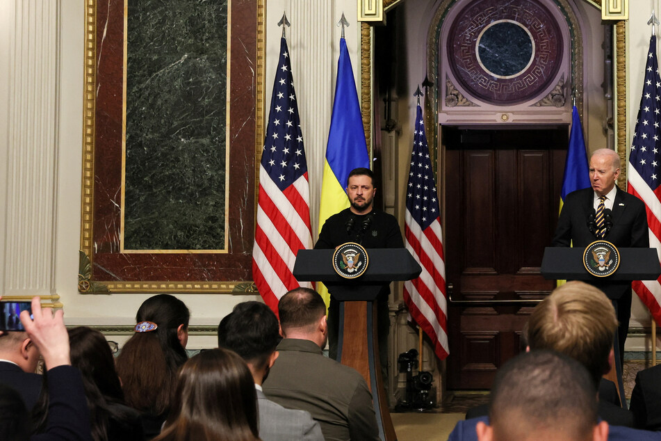 US President Joe Biden (r.) warned that stopping aid to Ukraine would play into the hands of Russia and its leader, Vladimir Putin.