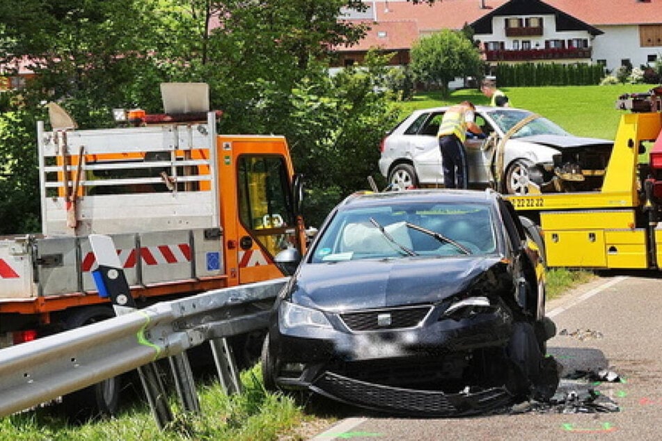 Senior überholt Schulbus und kracht in Gegenverkehr: 83-Jähriger in Lebensgefahr