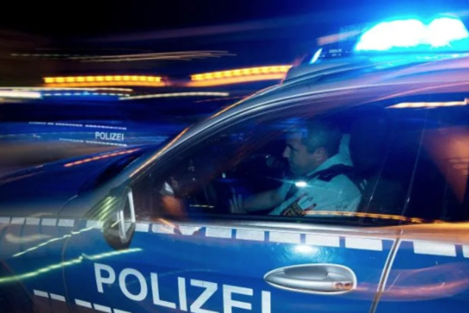 Ein Mann soll in Köln einer Autofahrerin den Finger gebrochen haben. Die Polizei sucht Zeugen. (Symbolbild)