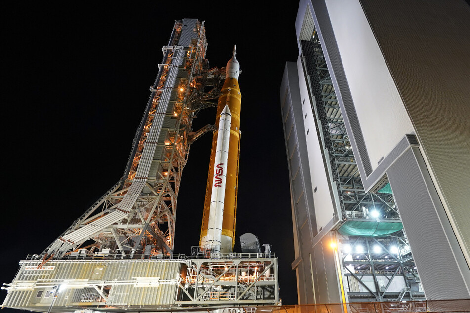 Die "Artemis-Rakete" der NASA mit dem Orion-Raumschiff auf dem US-Weltraumbahnhof in Cape Canaveral/Florida.