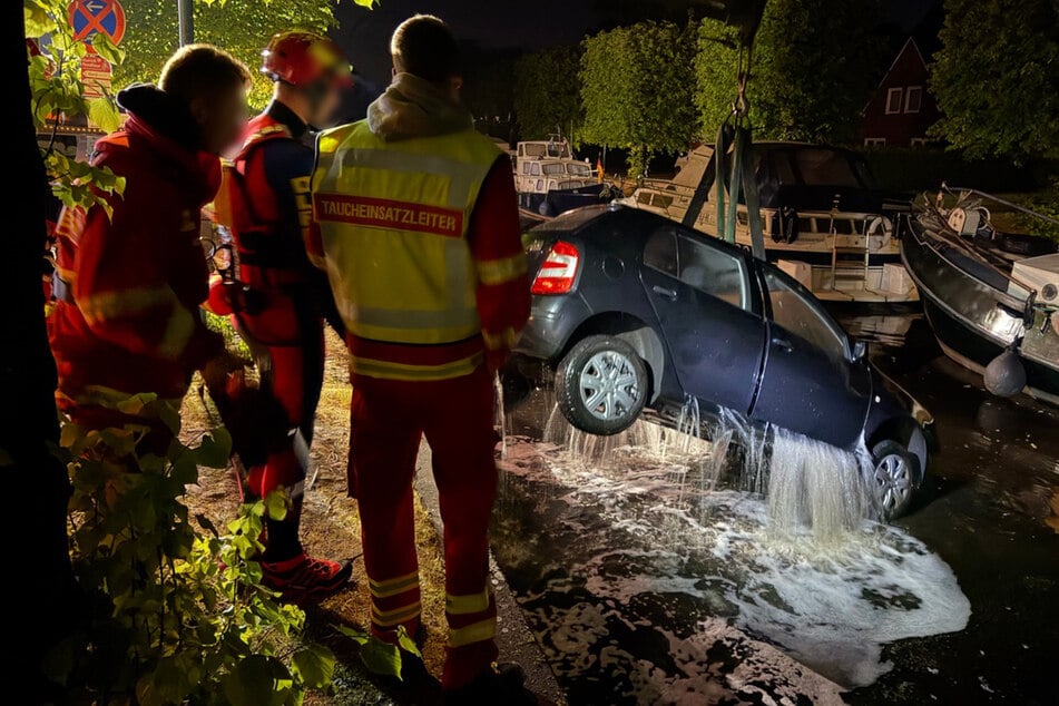 Der Fahrer konnte sich selbst aus dem Auto befreien.