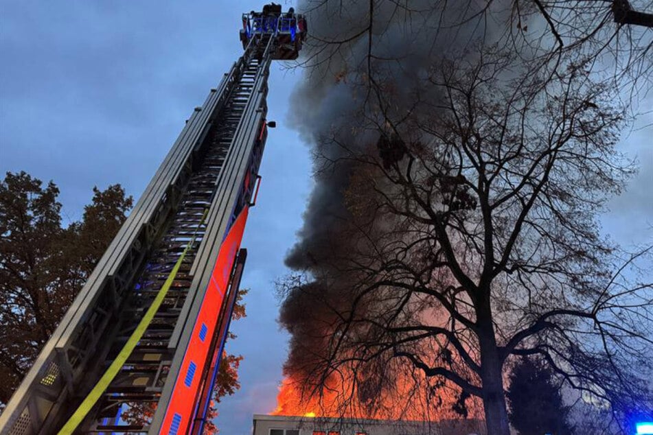 Auch mehrere Drehleitern und eine Drohne kommen zum Einsatz.