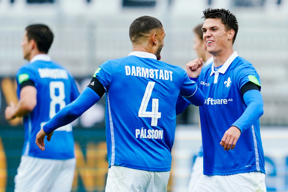Mathias Honsak (r.) bejubelt mit Vorbereiter Victor Palsson seinen 1:0-Führungstreffer für Darmstadt.