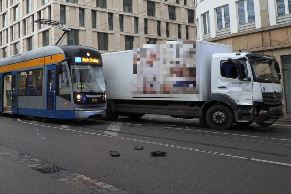 Laster rauscht in Straßenbahn: Tram-Fahrerin bei Unfall verletzt