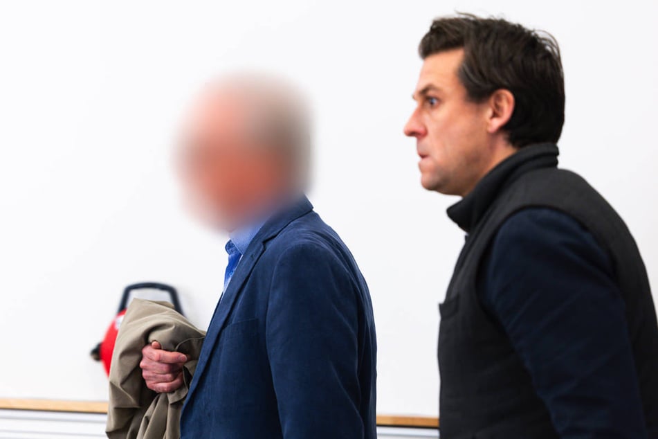 Hartmut Ebbing (69, l.) erscheint am Dienstag mit seinem Anwalt Benedikt Mick vor dem Landgericht Braunschweig.