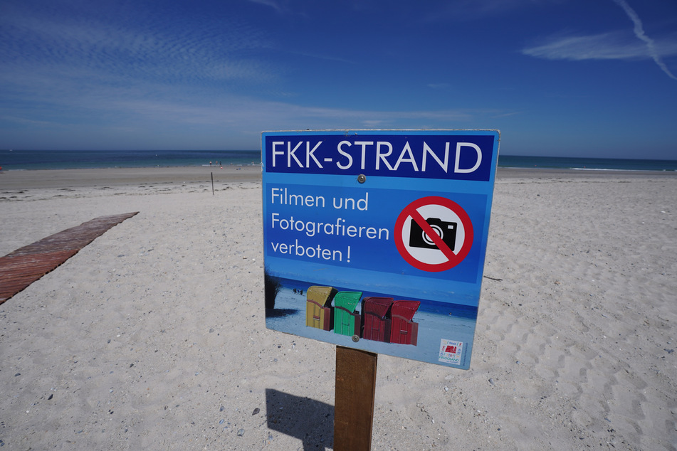 Selbst auf der Hochseeinsel Helgoland gibt es entsprechende FKK-Standabschnitte. Fotografieren und Filmen ist hier jedoch - natürlich - untersagt.