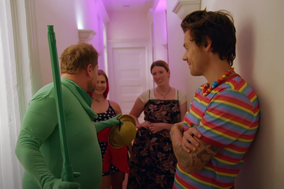 James Cordon (43) schlüpfte für die Spezialeffekte im VIdeo sogar in einen Greenscreen-Anzug.