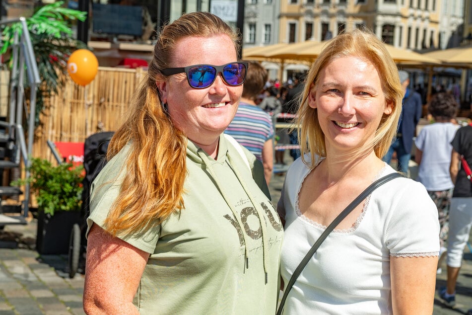 Kati Schönberger (45, r.) und Romy Träger (45) genossen am Sonntag die Stimmung auf dem Neumarkt.