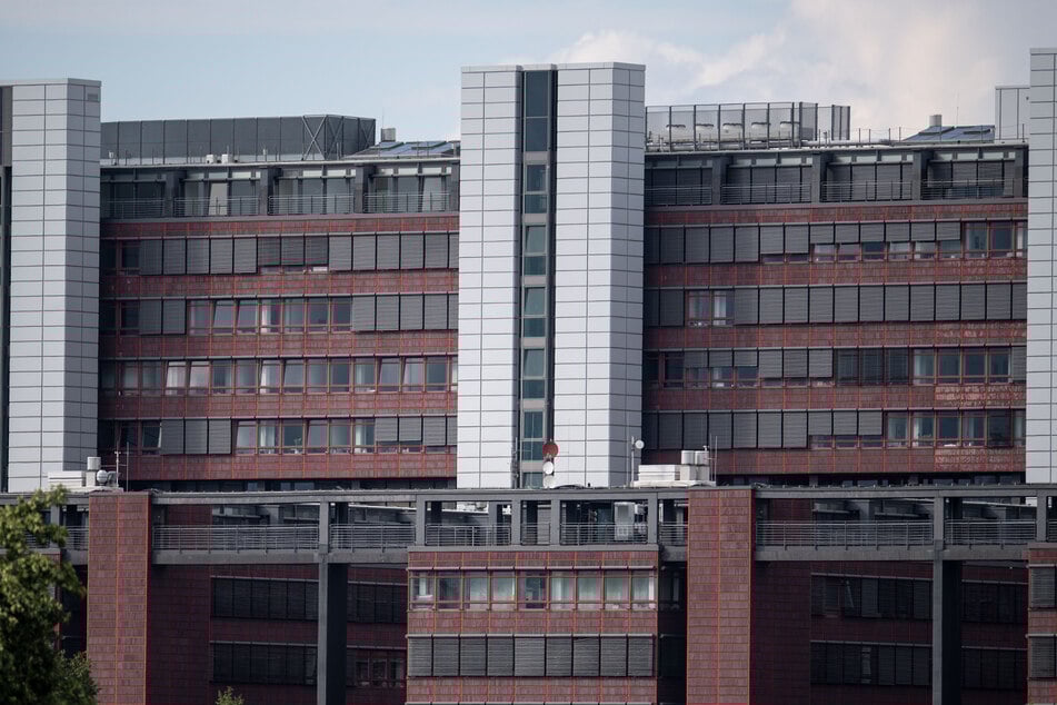 Im Deutzer Stadthaus können auch während der Betriebsferien Briefe fristwahrend eingeworfen werden.