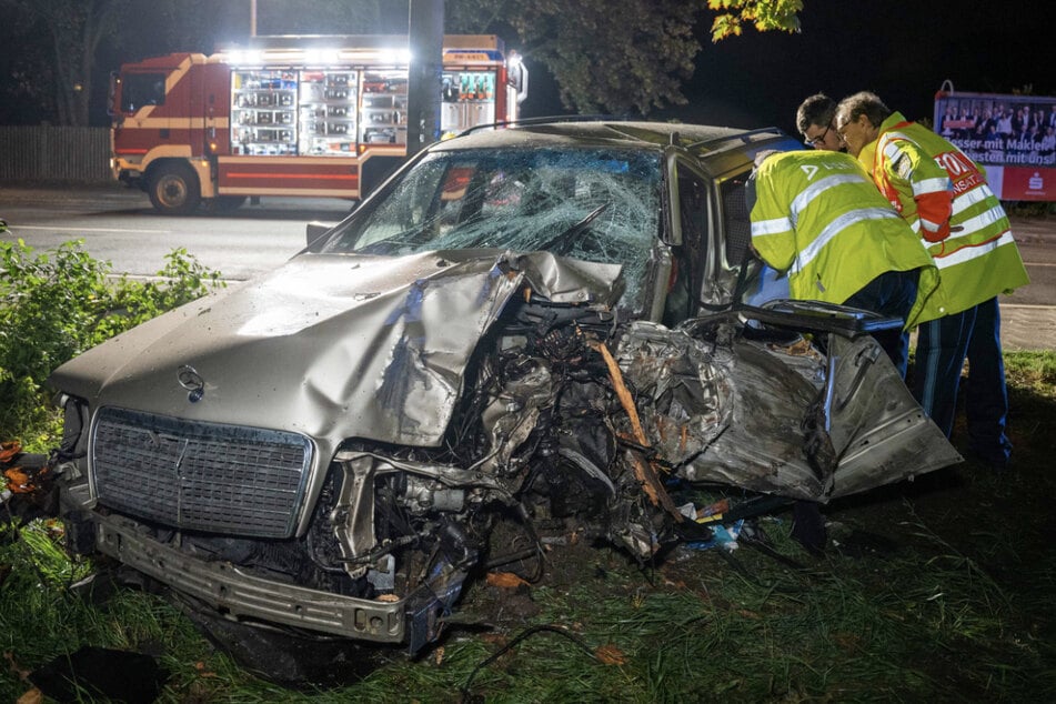 Polizisten nehmen den Unfallfwagen unter die Lupe.