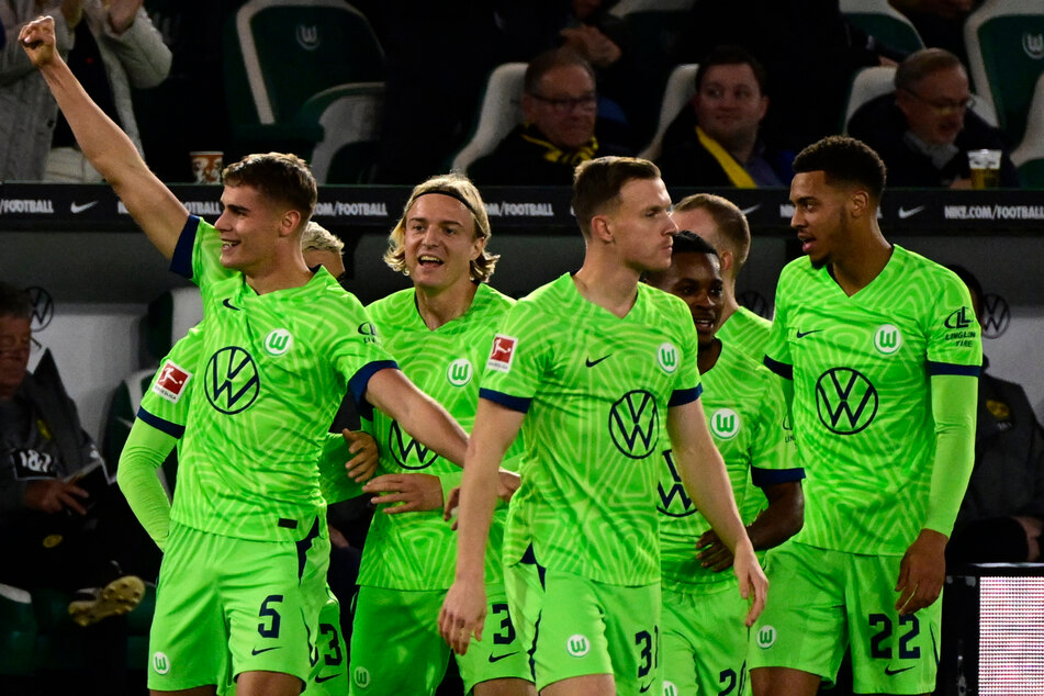 Der VfL Wolfsburg bejubelte den frühen Führungstreffer durch Micky van de Veen (l.).