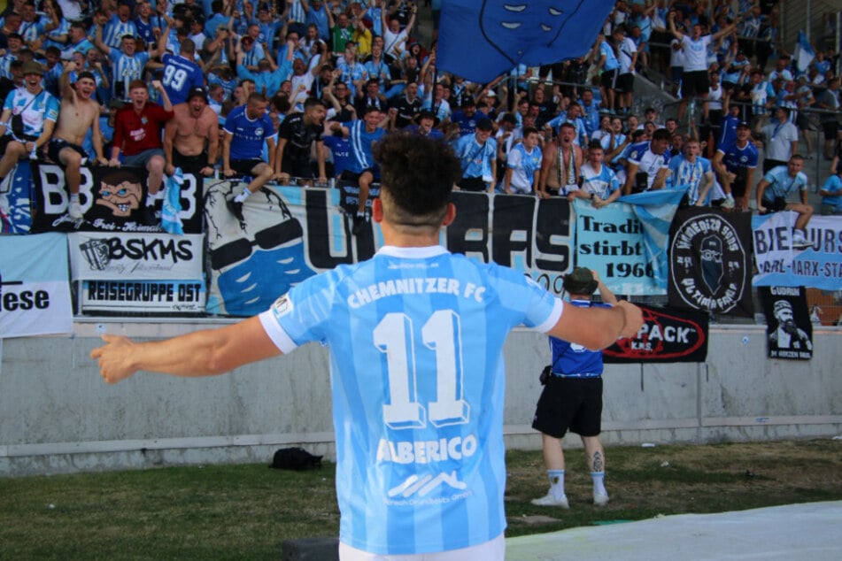 CFC-Torschütze Domenico Alberico (26) jubelt mit den rund 700 mitgereisten CFC-Fans.