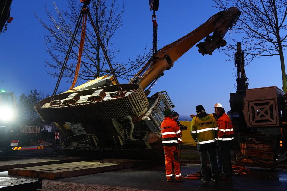 Um den Straßenbelag zu schützen, hatte man dicke Holzbohlen ausgelegt.