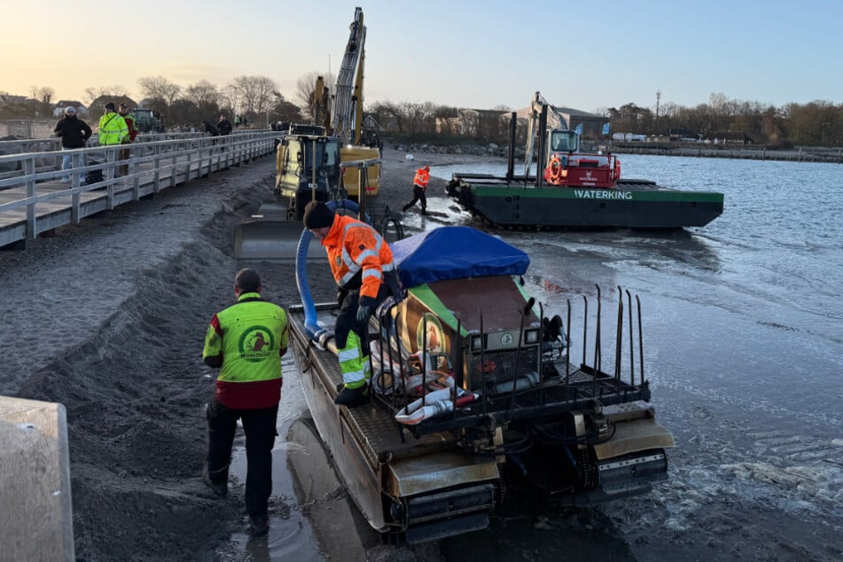 Am Niendorfer Strand finden bereits die Aufräumarbeiten statt.