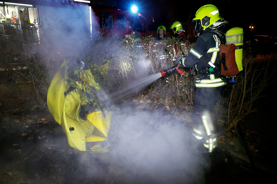 Chemnitz: Chemnitz: Erst lauter Knall, dann brannte ein Müllcontainer ab