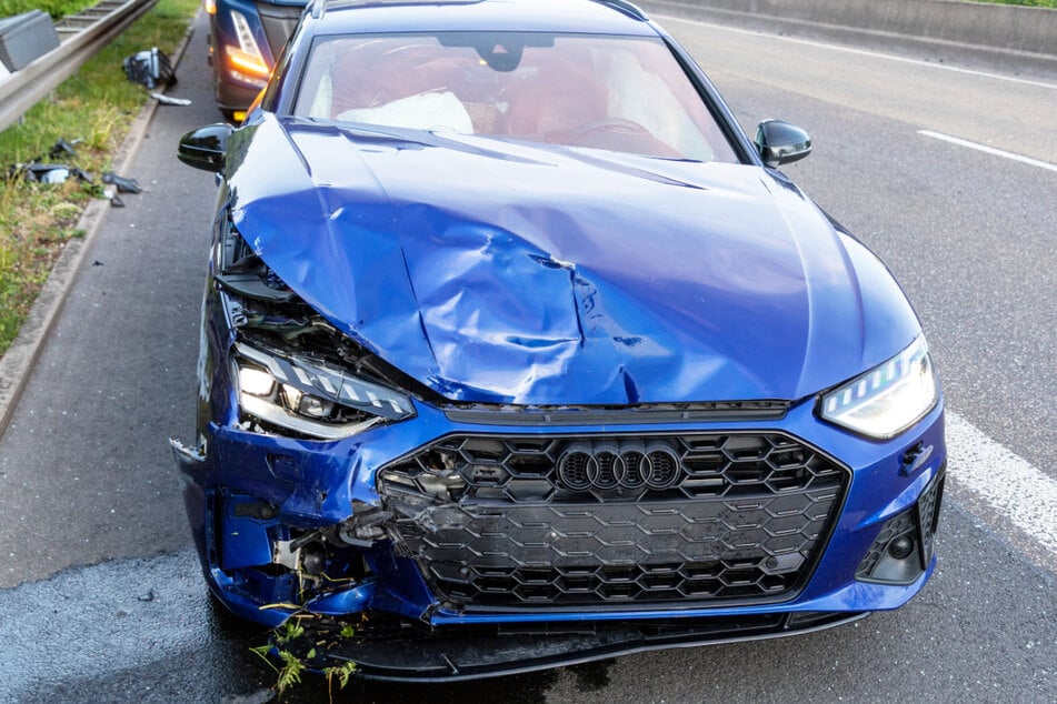 Der Mann am Steuer eines am Unfall beteiligten Audi erlitt leichte Verletzungen.