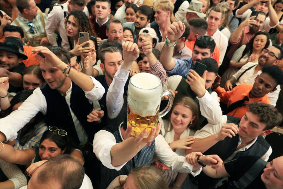Die Maß aller Dinge: Kurz nach 12 Uhr konnten auch die ersten Festbiere an die Besucher ausgehändigt werden.