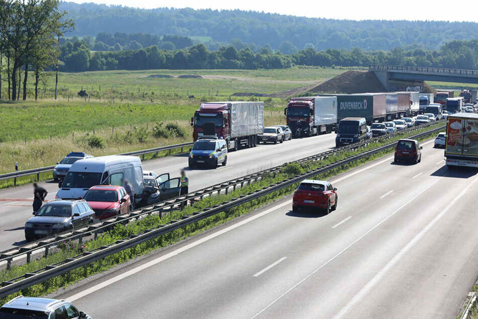 Links sieht man, wie gleich fünf Fahrzeuge ineinander gekracht sind.